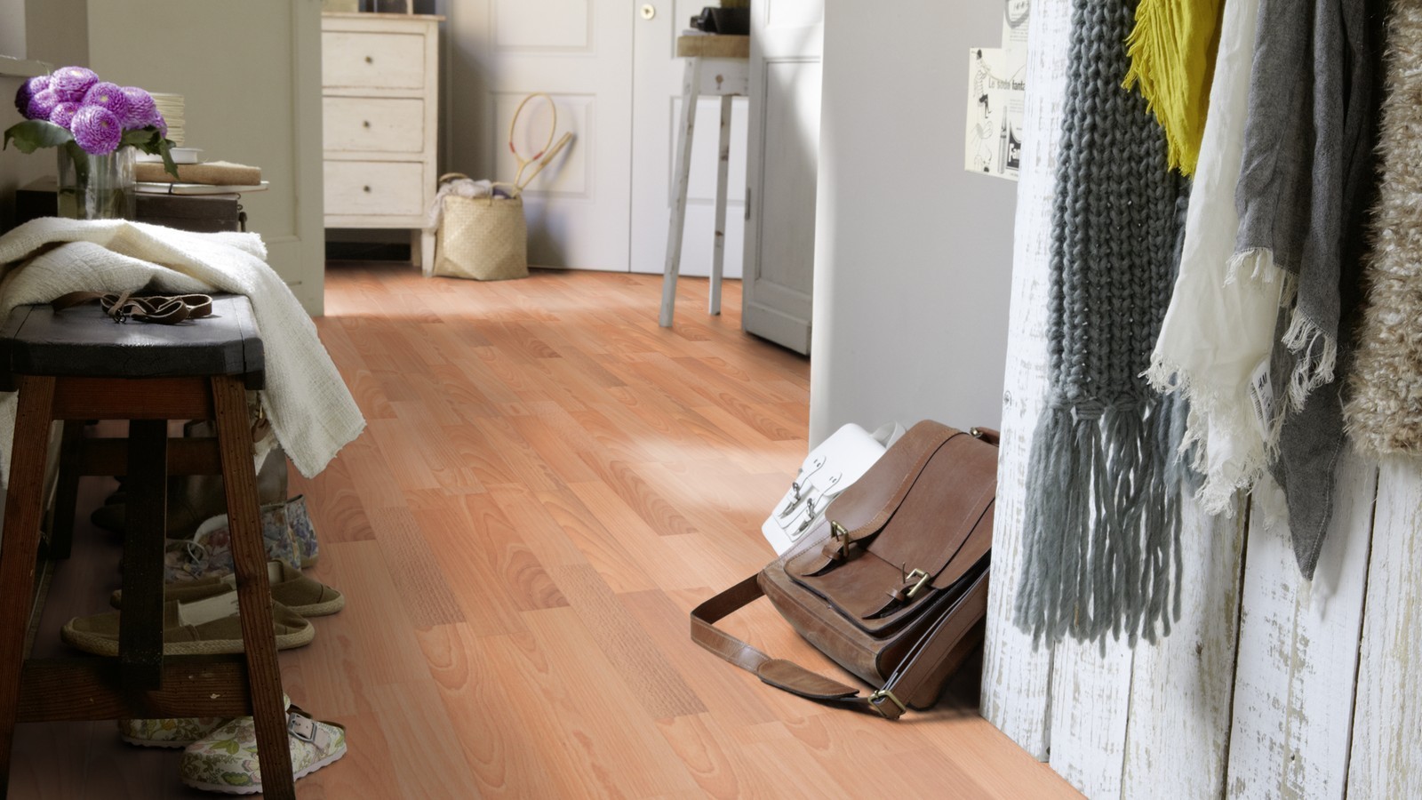 Tarkett Laminat Essentials 832 Buche mittel 3-Stab-Schiffsboden