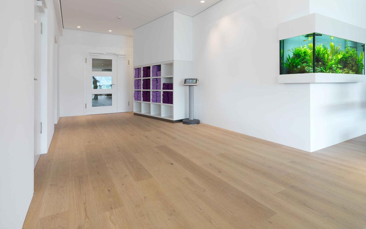 Admonter Parkett FLOORs Eiche Weiss Basic gebürstet 1-Stab Landhausdiele 4V 158x2400 Raum5