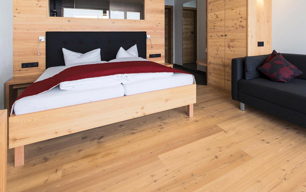 Admonter Parkett FLOORs Lärche Weiss Naturelle gebürstet 1-Stab Landhausdiele 4V 195x1850 Nut & Feder Raum5