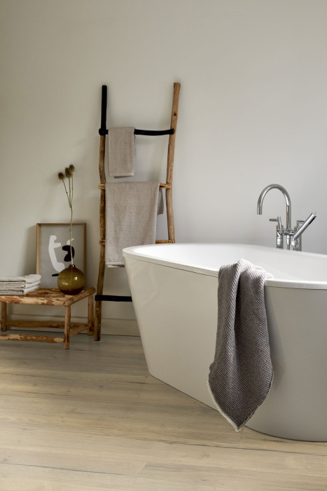 Egger Home Laminado 8/32 Classic Aqua Plus Roble Creston Natural EHL106 1-Stab Landhausdiele 4V main product photo