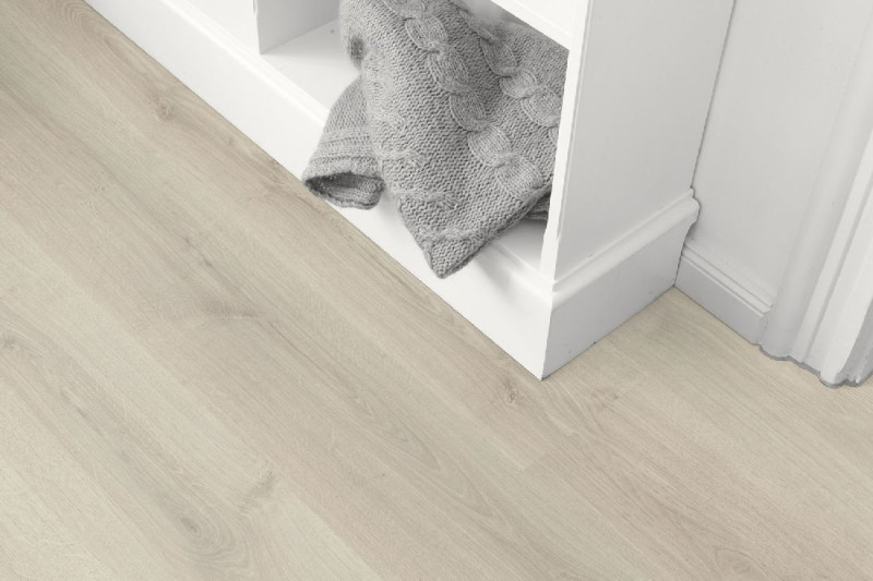 Egger Home Suelo laminado 8/32 Roble Kolpino Blanco EHL133 1 Lama main product photo