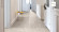 HARO Designboden DISANO SmartAqua Artdesign crema Piazza 4V Kork-Dämmunterlage Raum3 HARO Designboden DISANO SmartAqua Artdesign crema Piazza 4V Kork-Dämmunterlage Raum3