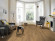 HARO Laminat TRITTY 200 Aqua Eiche Emilia Honig 1-Stab Landhausdiele 4V Raum5 HARO Laminat TRITTY 200 Aqua Eiche Emilia Honig 1-Stab Landhausdiele 4V Raum5