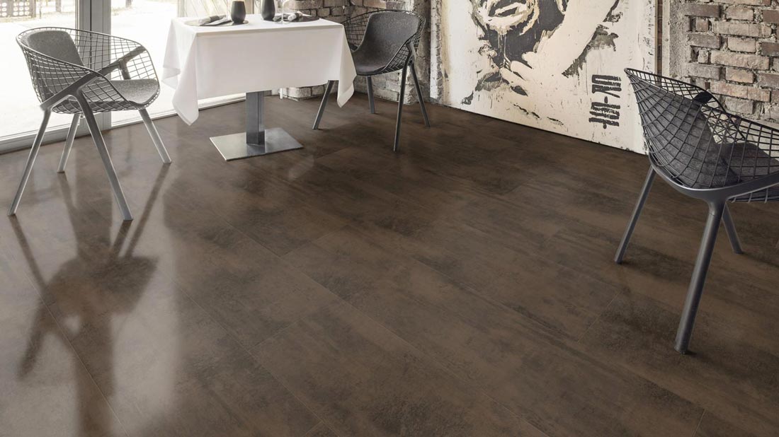 Kings Canyon Laminat Classic RealFeel Metall Dunkelbraun mit Rosteffekt Fliese XXL 4V Raum3
