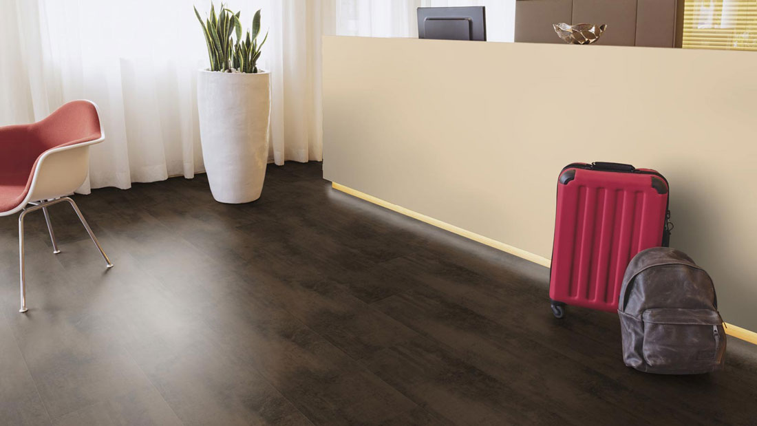 Kings Canyon Laminat Classic RealFeel Metall Dunkelbraun mit Rosteffekt Fliese XXL 4V Raum5