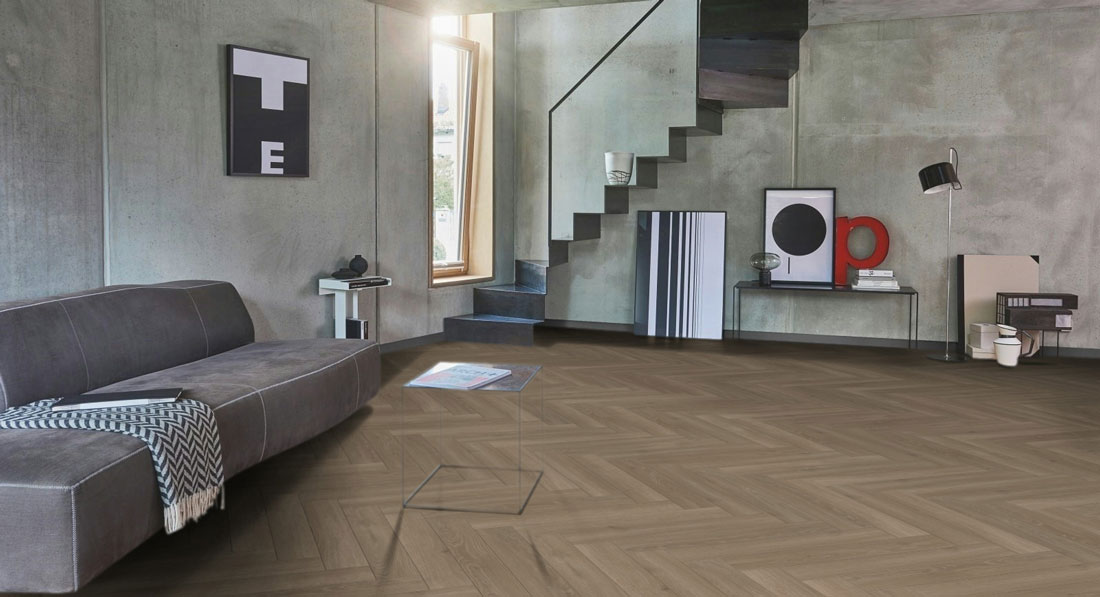 Parador Laminat Trendtime 3 Eiche Skyline perlgrau Fischgrät 4V Raum6