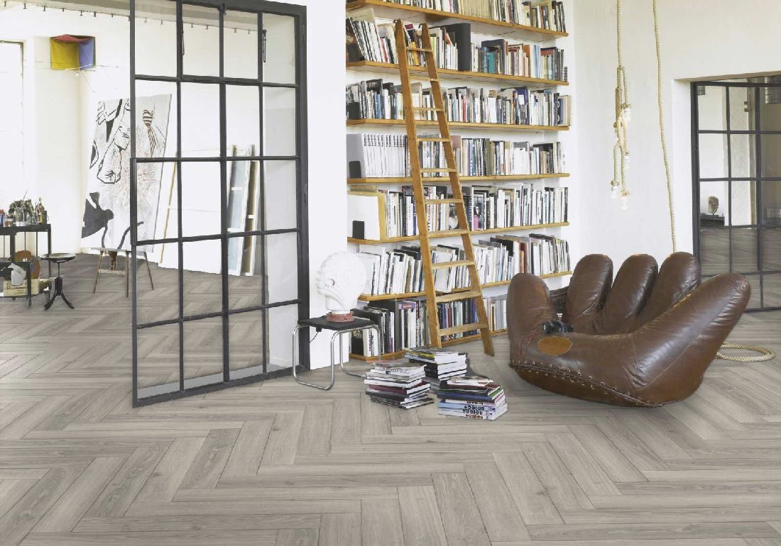 Parador Laminat Trendtime 3 Iconics Eiche Studioline Lichtgrau Fischgrät 4V Raum4