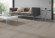 Skaben Design Rhino 55 Albion Eiche greige Real Feel 1-Stab Landhausdiele 4V zum Kleben Raum2 Skaben Design Rhino 55 Albion Eiche greige Real Feel 1-Stab Landhausdiele 4V zum Kleben Raum2