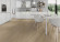 Skaben Design Rhino 55 Albion Eiche natur Real Feel 1-Stab Landhausdiele 4V zum Kleben Raum2 Skaben Design Rhino 55 Albion Eiche natur Real Feel 1-Stab Landhausdiele 4V zum Kleben Raum2
