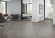 Skaben Design Rhino 55 Albion Eiche taupe Real Feel Fischgrät Herringbone 4V zum Kleben Raum2 Skaben Design Rhino 55 Albion Eiche taupe Real Feel Fischgrät Herringbone 4V zum Kleben Raum2