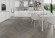 Skaben Design Rhino 55 Albion Eiche taupe Real Feel Fischgrät Herringbone 4V zum Kleben Raum4 Skaben Design Rhino 55 Albion Eiche taupe Real Feel Fischgrät Herringbone 4V zum Kleben Raum4