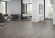 Skaben Design Rhino 55 Albion Eiche taupe Real Feel 1-Stab Landhausdiele 4V zum Kleben Raum2 Skaben Design Rhino 55 Albion Eiche taupe Real Feel 1-Stab Landhausdiele 4V zum Kleben Raum2