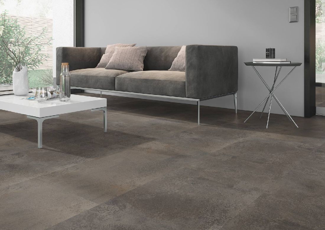 Skaben Design Rhino 55 Loft Rusted braun Real Feel Fliese 4V zum Kleben Raum3