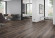 Skaben Design Rhino 55 Nussbaum Vienna dunkelbraun Real Feel 1-Stab Landhausdiele 4V zum Kleben Raum2 Skaben Design Rhino 55 Nussbaum Vienna dunkelbraun Real Feel 1-Stab Landhausdiele 4V zum Kleben Raum2