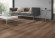 Skaben Design Rhino 55 Nussbaum Vienna natur dunkelbraun Real Feel 1-Stab Landhausdiele 4V zum Kleben Raum2 Skaben Design Rhino 55 Nussbaum Vienna natur dunkelbraun Real Feel 1-Stab Landhausdiele 4V zum Kleben Raum2