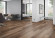 Skaben Design Rhino 55 Nussbaum Vienna natur dunkelbraun Real Feel 1-Stab Landhausdiele 4V zum Kleben Raum3 Skaben Design Rhino 55 Nussbaum Vienna natur dunkelbraun Real Feel 1-Stab Landhausdiele 4V zum Kleben Raum3