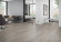 Skaben Design Rhino 55 Parisien Eiche greige Real Feel 1-Stab Landhausdiele 4V zum Kleben Raum2 Skaben Design Rhino 55 Parisien Eiche greige Real Feel 1-Stab Landhausdiele 4V zum Kleben Raum2