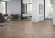 Skaben Design Rhino 55 Scandi Eiche natürlich dunkel Real Feel Fischgrät Herringbone 4V zum Kleben Raum3 Skaben Design Rhino 55 Scandi Eiche natürlich dunkel Real Feel Fischgrät Herringbone 4V zum Kleben Raum3