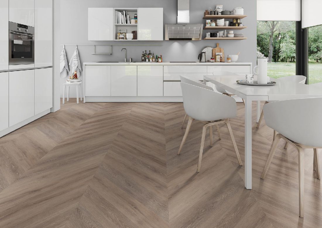 Skaben Design Rhino 55 Scandi Eiche natürlich dunkel Real Feel französisches Fischgrät Chevron zum Kleben Raum4