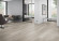 Skaben Design Rhino 55 Spreewald Eiche natur hell Real Feel 1-Stab Landhausdiele 4V zum Kleben Raum2 Skaben Design Rhino 55 Spreewald Eiche natur hell Real Feel 1-Stab Landhausdiele 4V zum Kleben Raum2