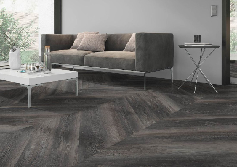 Skaben Vinylboden Design Rhino 55 Torino Kiefer Schwarz geräuchert Real Feel französisches Fischgrät Chevron zum Kleben main product photo