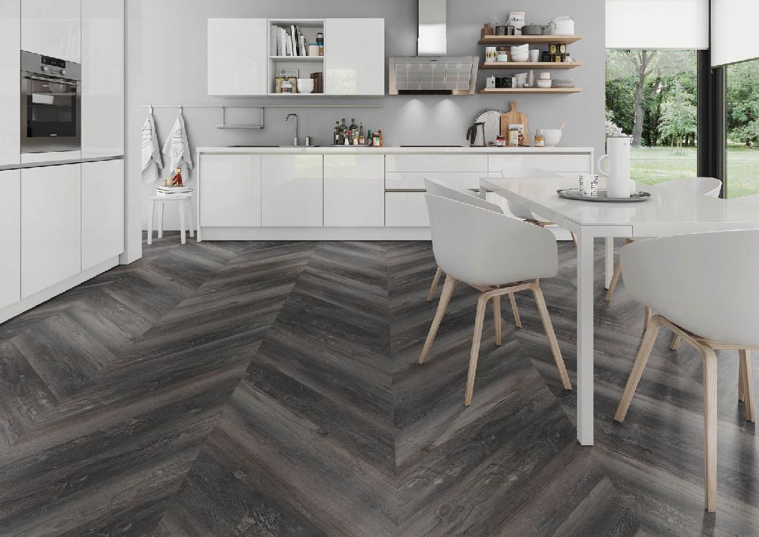 Skaben Design Rhino 55 Torino Kiefer Schwarz geräuchert Real Feel französisches Fischgrät Chevron zum Kleben Raum4