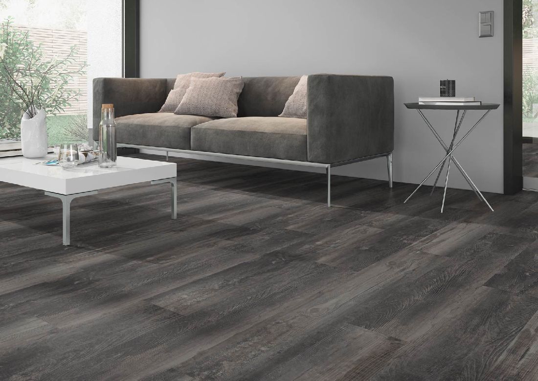 Skaben Design Rhino 55 Torino Kiefer schwarz geräuchert Real Feel 1-Stab Landhausdiele 4V zum Kleben Raum3