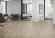Skaben Design Rhino 55 Townhouse Natur Eiche hell Real Feel Fischgrät Herringbone 4V zum Kleben Raum2 Skaben Design Rhino 55 Townhouse Natur Eiche hell Real Feel Fischgrät Herringbone 4V zum Kleben Raum2
