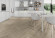 Skaben Design Rhino 55 Townhouse Natur Eiche hell Real Feel Fischgrät Herringbone 4V zum Kleben Raum4 Skaben Design Rhino 55 Townhouse Natur Eiche hell Real Feel Fischgrät Herringbone 4V zum Kleben Raum4