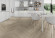 Skaben Design Rhino 55 Townhouse Natur Eiche hell Real Feel französisches Fischgrät Chevron zum Kleben Raum4 Skaben Design Rhino 55 Townhouse Natur Eiche hell Real Feel französisches Fischgrät Chevron zum Kleben Raum4