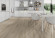 Skaben Design Rhino 55 Townhouse Natur Eiche hell Real Feel 1-Stab Landhausdiele 4V zum Kleben Raum2 Skaben Design Rhino 55 Townhouse Natur Eiche hell Real Feel 1-Stab Landhausdiele 4V zum Kleben Raum2