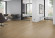 Skaben Design Rhino Click 55 Albion Honigeiche natur Real Feel 1-Stab Landhausdiele 4V Trittschalldämmung Raum2 Skaben Design Rhino Click 55 Albion Honigeiche natur Real Feel 1-Stab Landhausdiele 4V Trittschalldämmung Raum2