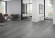 Skaben Design Rhino Click 55 Loft Stahlbeton grau Fliese 4V Trittschalldämmung Raum2 Skaben Design Rhino Click 55 Loft Stahlbeton grau Fliese 4V Trittschalldämmung Raum2