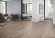 Skaben Design Rhino Click 55 Scandi Eiche natürlich dunkel Real Feel 1-Stab Landhausdiele 4V Trittschalldämmung Raum3 Skaben Design Rhino Click 55 Scandi Eiche natürlich dunkel Real Feel 1-Stab Landhausdiele 4V Trittschalldämmung Raum3
