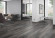 Skaben Design Rhino Click 55 Torino Kiefer schwarz geräuchert Real Feel 1-Stab Landhausdiele 4V Trittschalldämmung Raum2 Skaben Design Rhino Click 55 Torino Kiefer schwarz geräuchert Real Feel 1-Stab Landhausdiele 4V Trittschalldämmung Raum2