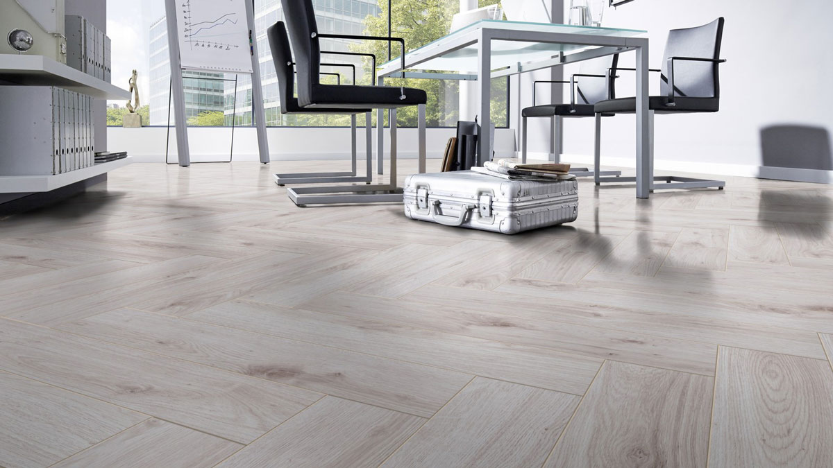 Skaben Laminat Herringbone Eiche Bilbao Fischgrät 4V Raum9