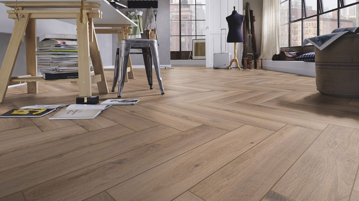 Skaben Laminat Herringbone Eiche Madrid Fischgrät 4V Raum6