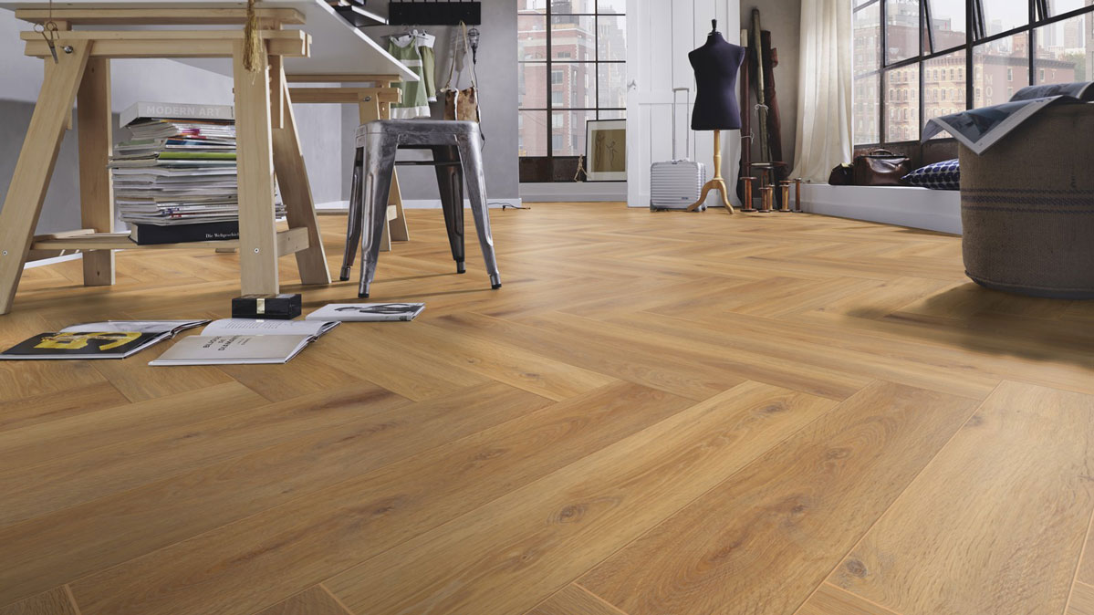 Skaben Laminat Herringbone Eiche Pontevedra Fischgrät 4V Raum8