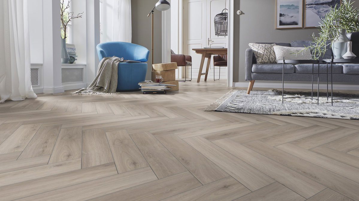 Skaben Laminat Herringbone Eiche Sevilla Fischgrät 4V Raum7