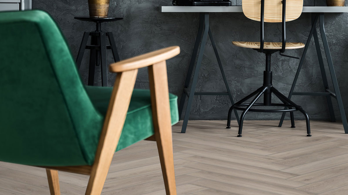 Skaben Laminat Herringbone Eiche Sevilla Fischgrät 4V Raum9