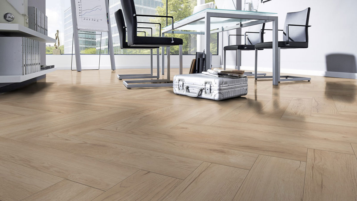 Skaben Laminat Herringbone Eiche Toledo Fischgrät 4V Raum9