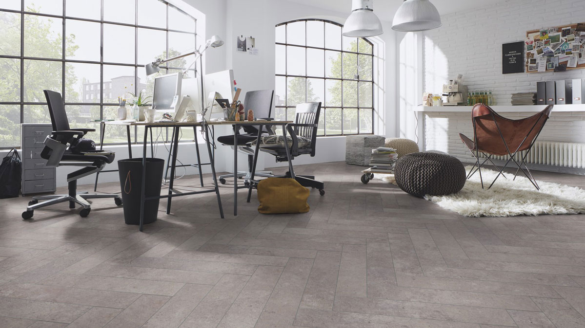 Skaben Laminat Herringbone Zement Pamplona Fischgrät 4V Raum4