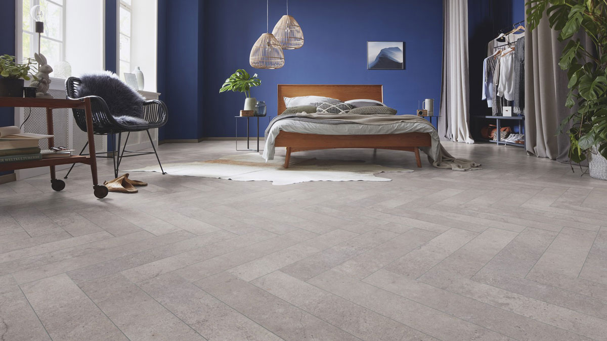 Skaben Laminat Herringbone Zement Pamplona Fischgrät 4V Raum7