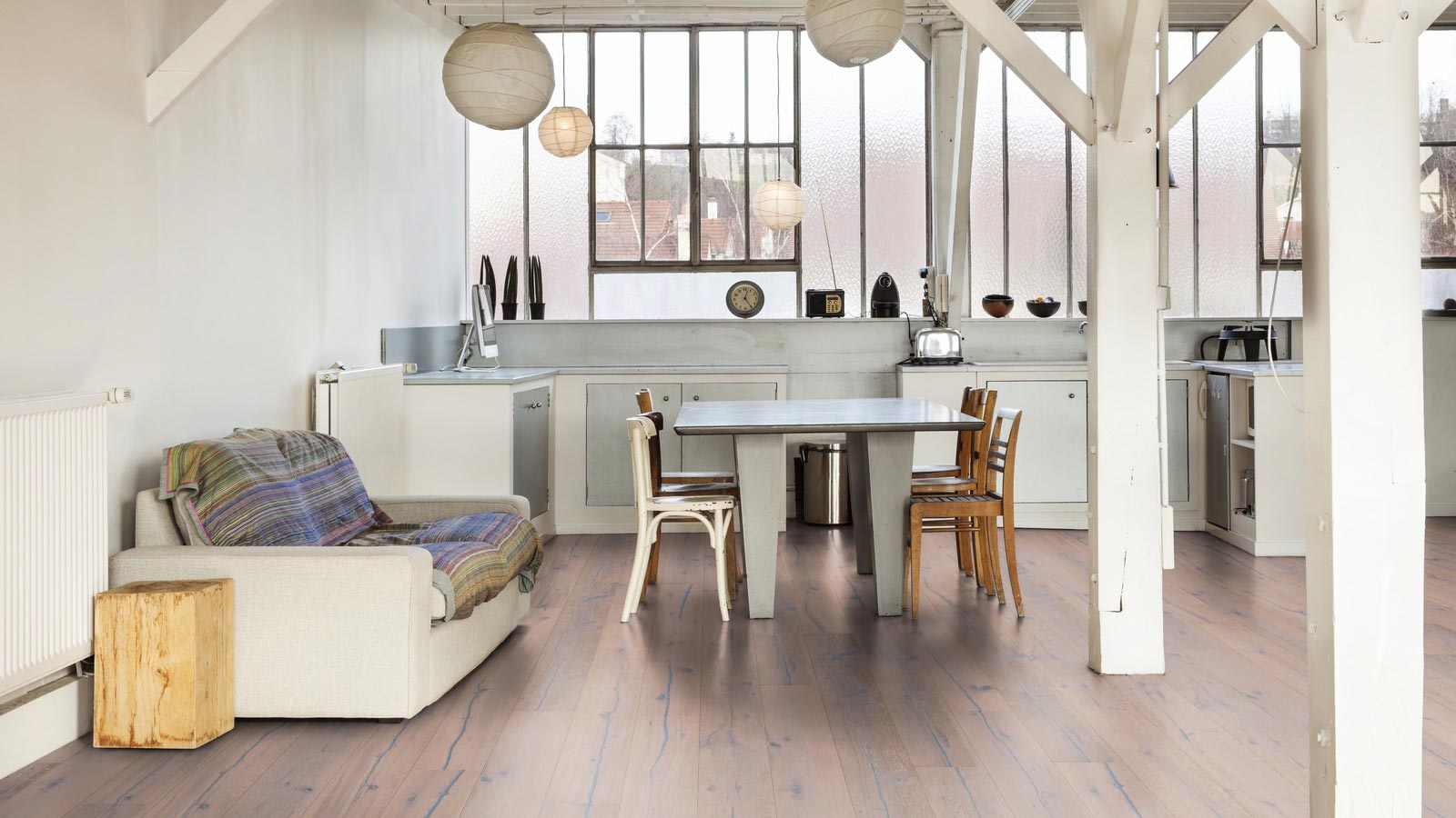 Skaben Parkett Bremen Antique Eiche Rustikal, antik markant gebürstet, schwarze Längsrisse, weiß geölt Landhausdiele 4mm 4VM Raum6