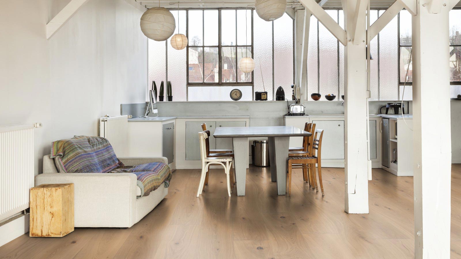 Skaben Parkett Bremen XXL Eiche Astig gebürstet weiß geölt Breitdiele XXL 4mm 4VM Raum6