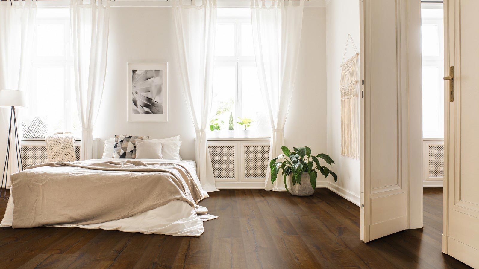 Skaben Parkett Bremen XXL Eiche Rustikal tief gebürstet, Längsrisse dunkel geräuchert, geölt Breitdiele XXL 4mm 4VM Raum4