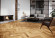 Skaben Parkett Chevron Eiche Rustic Braun Mix Mattlack gebürstet Landhausdiele französisches Fischgrät M4V Raum2 Skaben Parkett Chevron Eiche Rustic Braun Mix Mattlack gebürstet Landhausdiele französisches Fischgrät M4V Raum2