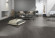 Skaben Vinylboden massiv Life 30 Beton Dunkelgrau Fliese Raum4 Skaben Vinylboden massiv Life 30 Beton Dunkelgrau Fliese Raum4