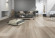 Skaben Vinylboden massiv Life 30 Eiche Weich Greige 1-Stab Landhausdiele Raum4 Skaben Vinylboden massiv Life 30 Eiche Weich Greige 1-Stab Landhausdiele Raum4