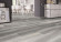Skaben Vinylboden massiv Life 30 Pure Eiche Grau 1-Stab Landhausdiele Raum5 Skaben Vinylboden massiv Life 30 Pure Eiche Grau 1-Stab Landhausdiele Raum5